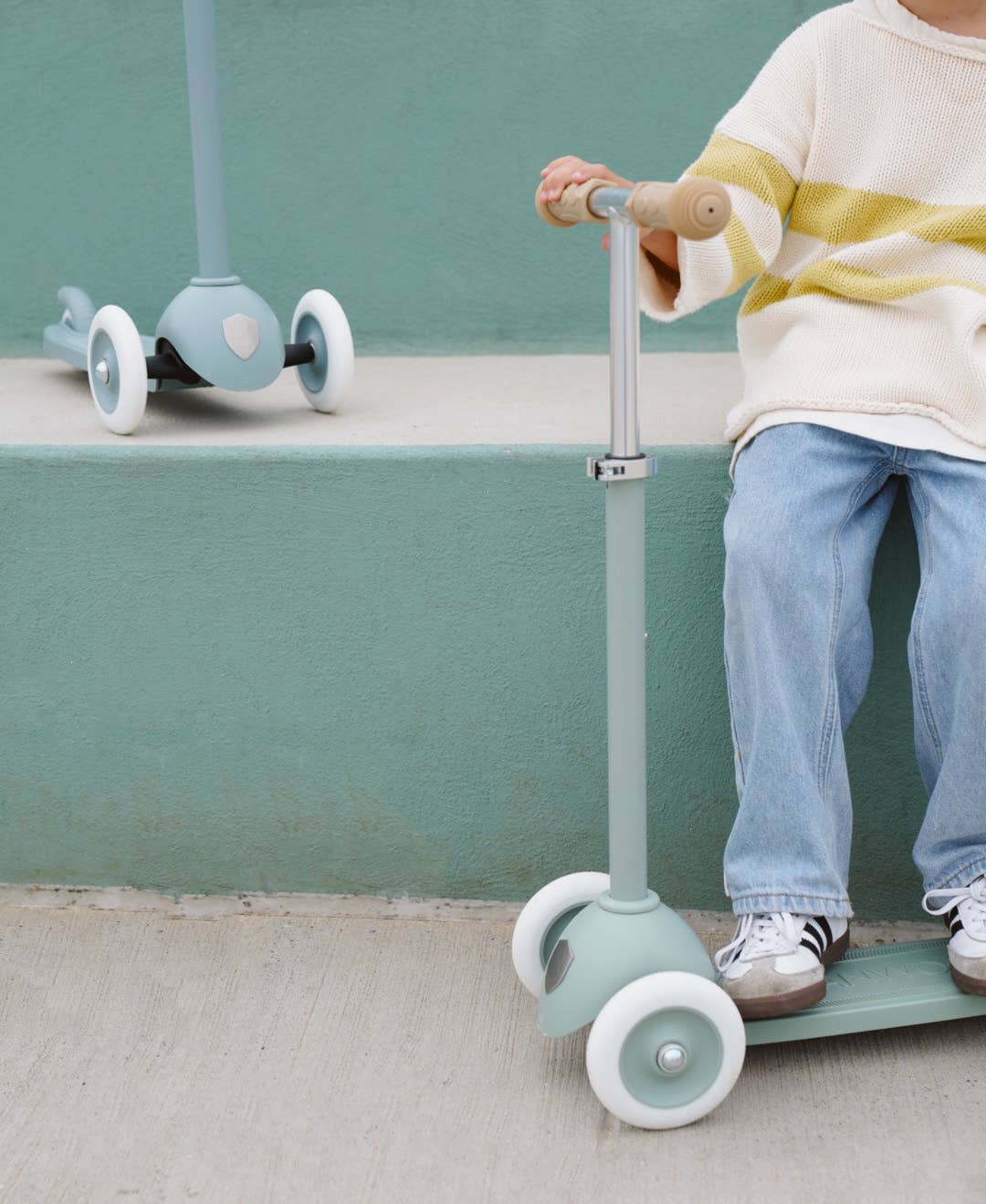 Banwood ECO Scooter - Clay: With a clay color helmet