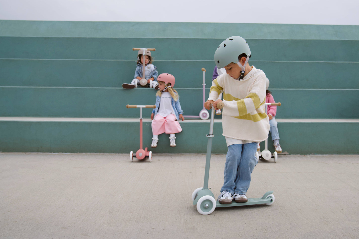 Banwood ECO Scooter - Clay: With a clay color helmet